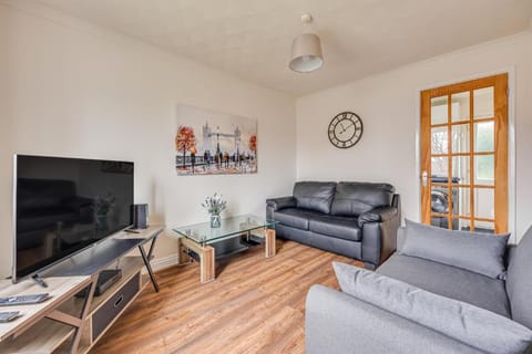 Immaculate Two Bedroom House with Parking Apartment in Bedford