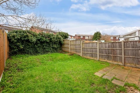 Immaculate Two Bedroom House with Parking Apartment in Bedford