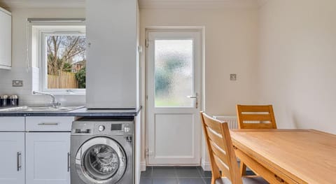 Immaculate Two Bedroom House with Parking Apartment in Bedford