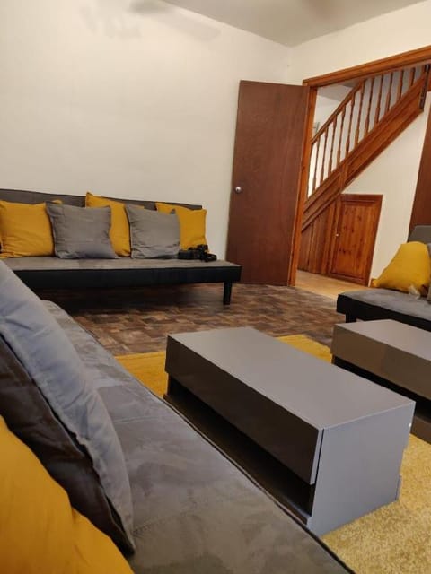 Super 7Bed House - Hot Tub - Large Gathering Meets Vacation rental in Leeds