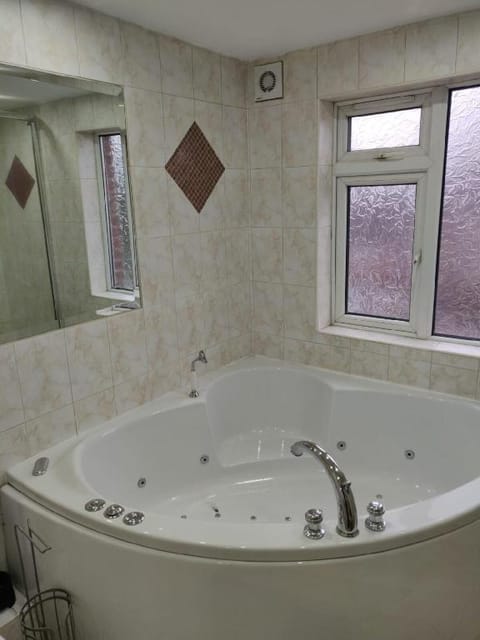 Super 7Bed House - Hot Tub - Large Gathering Meets Vacation rental in Leeds