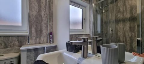 Clippie Court 3 Rooms 4 Bed Apt Vacation rental in Dundee