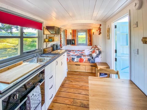 The Hideaway Hut - 1 Bed Shepherds Hut - Hereford Apartment in Malvern Hills District