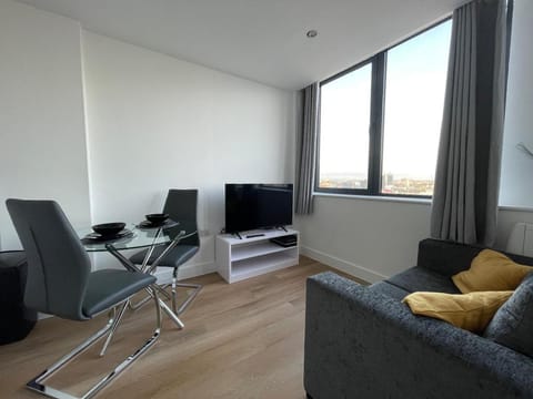 Amazing Views of the City Apartment in Stretford