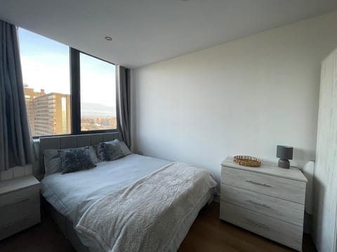 Amazing Views of the City Apartment in Stretford