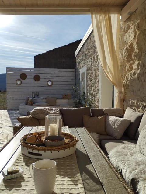 Kamena kućica sa velikom terasom i jacuzzijem Vacation rental in Šibenik-Knin County, Croatia