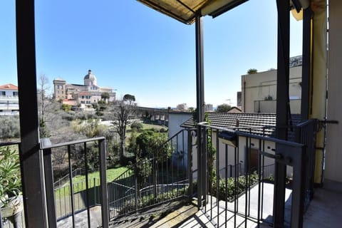 Villetta con Terrazzo, posto auto e vista mare Villa in Loano