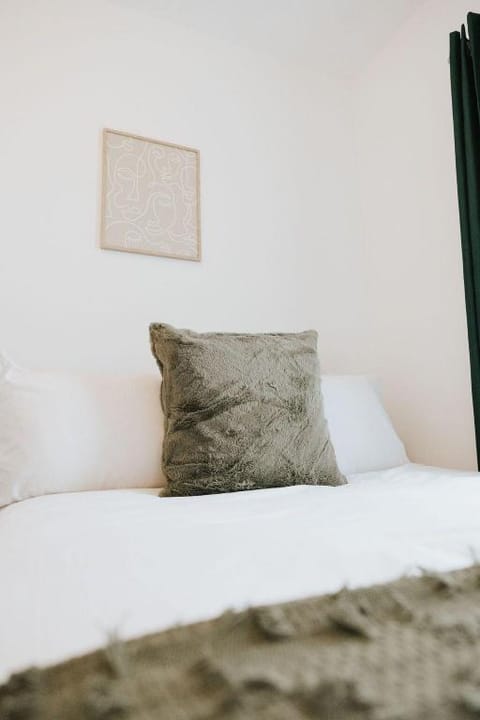 Prime Location | 3-Bed House | Town Centre | Vacation rental in St Helens