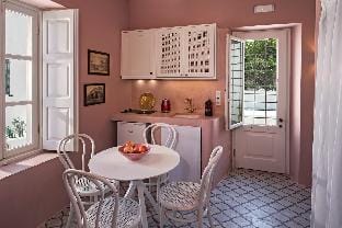 Dimael Mansion Red Classic Suite Apartment in Thera