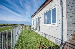 The Penthouse - 1 Bedroom Apartment - Ocean Breeze Apartment in Wales