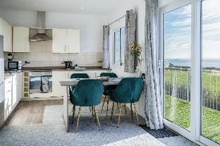 The Penthouse - 1 Bedroom Apartment - Ocean Breeze Apartment in Wales