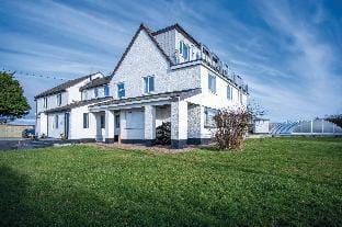 Oasis - 2 Bedroom Apartment - Ocean Breeze Apartment in Wales