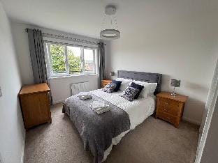 Modern 2 Bedroom Flat in Quiet Village w/ Ensuite Apartment in Scotland