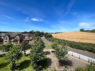 Modern 2 Bedroom Flat in Quiet Village w/ Ensuite Apartment in Scotland