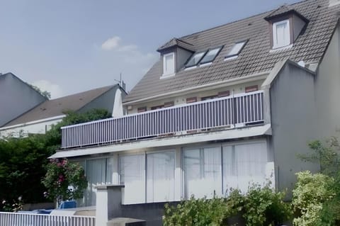 Paris-Suresnes, 120m2, view on Eiffel tower, 5km Apartment in Puteaux