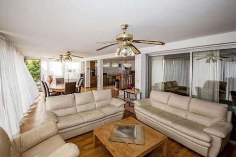 Paris-Suresnes, 120m2, view on Eiffel tower, 5km Apartment in Puteaux