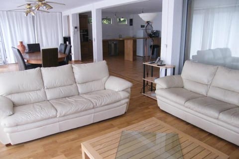 Paris-Suresnes, 120m2, view on Eiffel tower, 5km Apartment in Puteaux