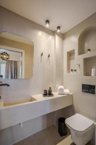 Genuin Greek hospitality Villa in Santorini