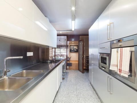 Bonanova apt. with terrace, classic style Spacious Apartment in Barcelona