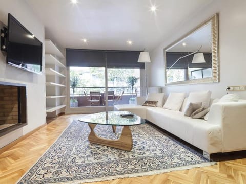 Bonanova apt. with terrace, classic style Spacious Apartment in Barcelona