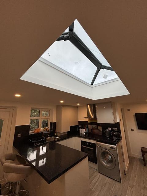 Exquisite 2 Bedroom Independent Property & Parking Apartment in Wycombe District