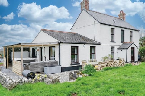 Hill House - 4 Bedroom Holiday Home - Llanrhidian Vacation rental in Wales