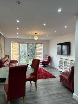 Cheerful 2 Bedroom furnished with Parking Vacation rental in Wycombe District