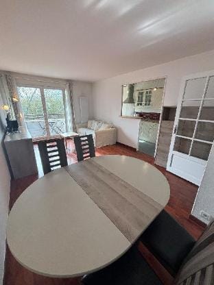 F3 avec Parking gratuit 5 min Gare Vacation rental in Montigny-le-Bretonneux