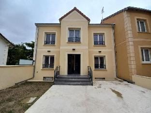 Stains - L'Avenir A Apartment in Île-de-France