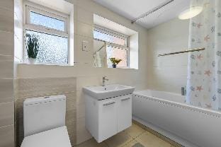 Legacy House- Free Secured Parking Vacation rental in Coventry