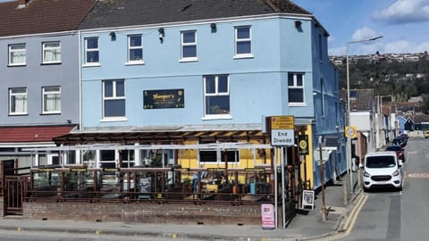 Hooper's Sandy Beach Guest Rooms Hotel in Swansea