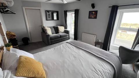 Hooper's Sandy Beach Guest Rooms Hotel in Swansea