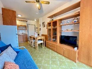 Bright wide flat, 130m from the beach with shared pool Apartment in Porto Santa Margherita