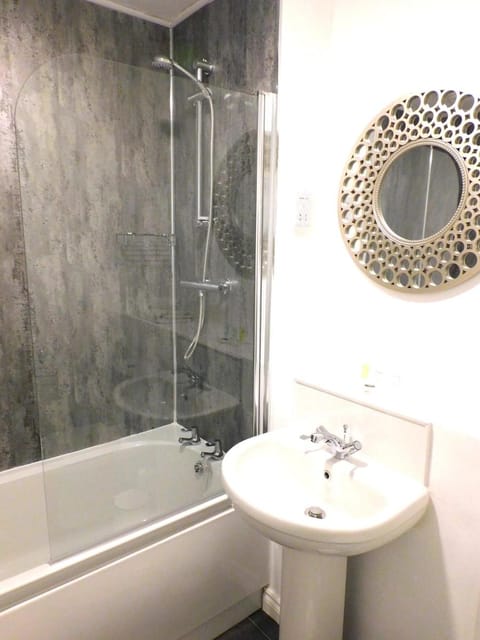 Newly refurbished 1 bed Apt in Hamilton Close to station and local amenities Apartment in Hamilton