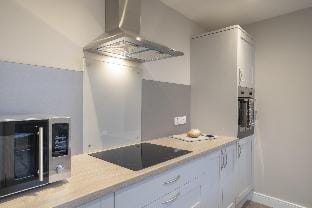 The Hideaway with Cosy Fireplace by LetMeStay Apartment in Lake Road