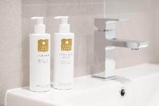 The Hideaway with Cosy Fireplace by LetMeStay Apartment in Lake Road