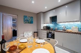 Spacious Home with Outstanding Views by LetMeStay Apartment in Lake Road