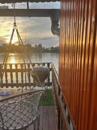 Splav na dan Royal Water Villa in Belgrade