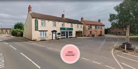 OYO 4 Sisters Inn Hotel in South Kesteven District