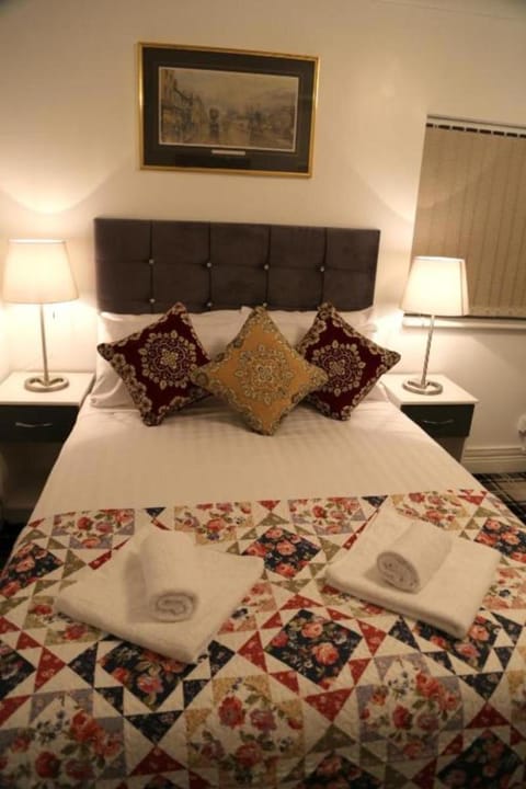 OYO 4 Sisters Inn Hotel in South Kesteven District