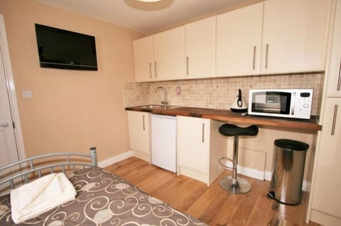 Central Studios Tennyson Road by Roomsbooked Hotel in Cheltenham