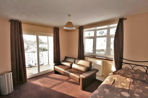 Central Studios Tennyson Road by Roomsbooked Hotel in Cheltenham