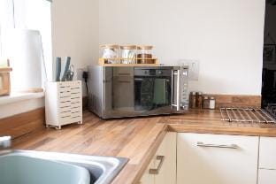 Convenient & cosy 3 bed house * Sleeps 6* Parking Vacation rental in Newport