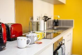 Central - Free Parking & WiFi, King Beds, En-suite Vacation rental in Wakefield