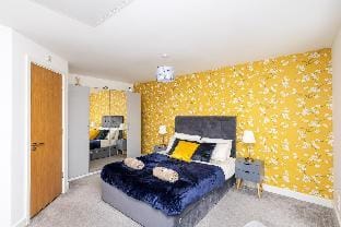 Central - Free Parking & WiFi, King Beds, En-suite Vacation rental in Wakefield