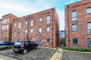 Central - Free Parking & WiFi, King Beds, En-suite Vacation rental in Wakefield