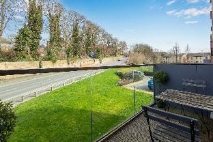 Central - Free Parking & WiFi, En-suite's, Balcony Vacation rental in Wakefield