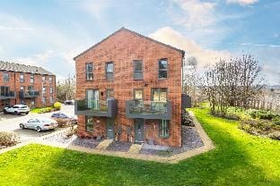 Central - Free Parking & WiFi, En-suite's, Balcony Vacation rental in Wakefield