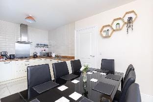 Parking, WiFi, King Beds, En-suites, Self Check-in Vacation rental in Wakefield