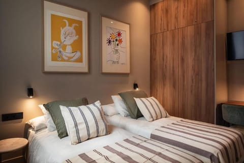 Lovely 6 BR Flat in L'Eixample Apartment in Barcelona